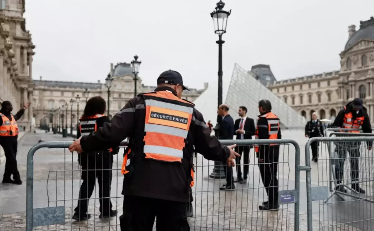 Двух подозреваемых в ограблении Лувра арестовали во Франции