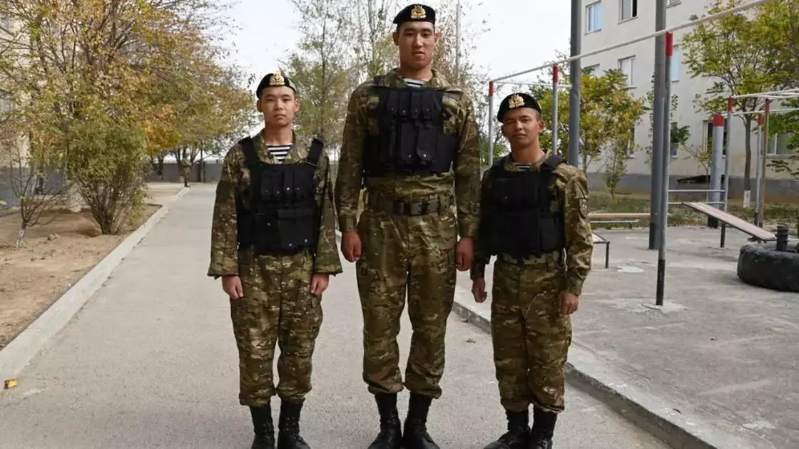 "Төсекті ұзартуға тура келді": еліміздегі ең бойшаң сарбаз әскердегі төсекке сыймай қалған