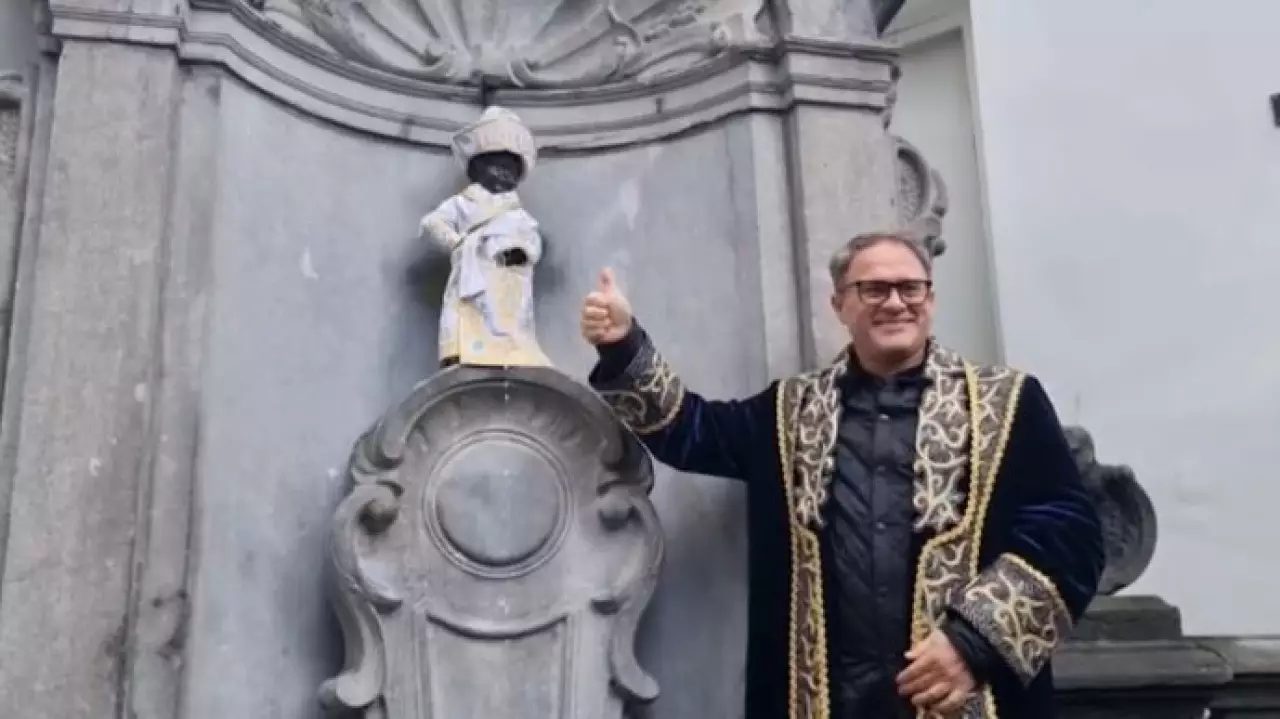 Маннекен Пис примерил казахский шапан