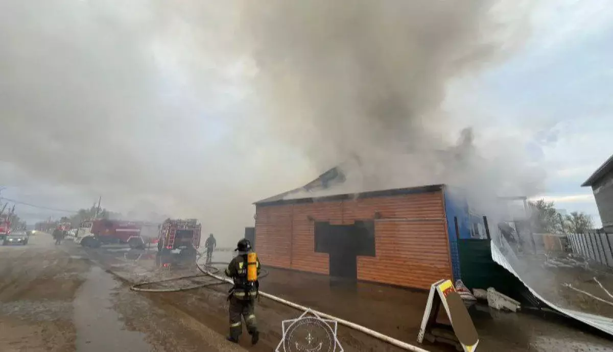 БҚО-да екі қабатты мейрамхана мен дүкен өртенді