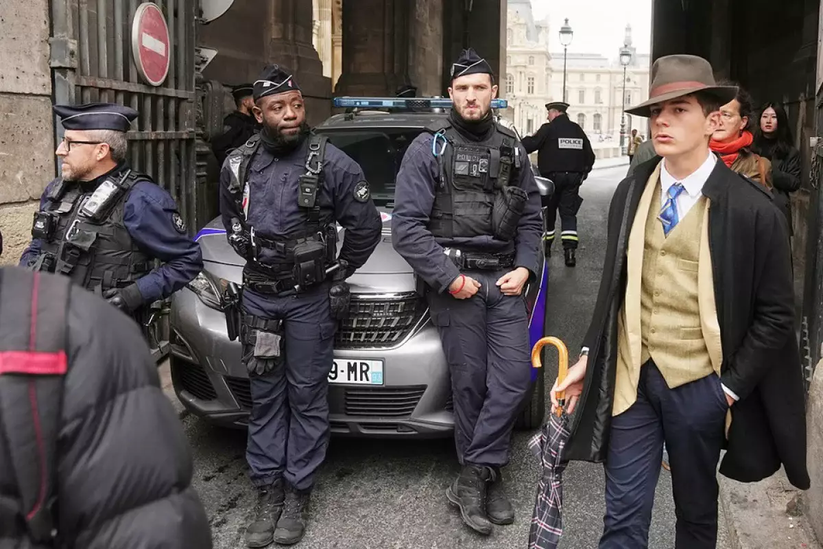 Охранников Лувра подозревают в сговоре с грабителями