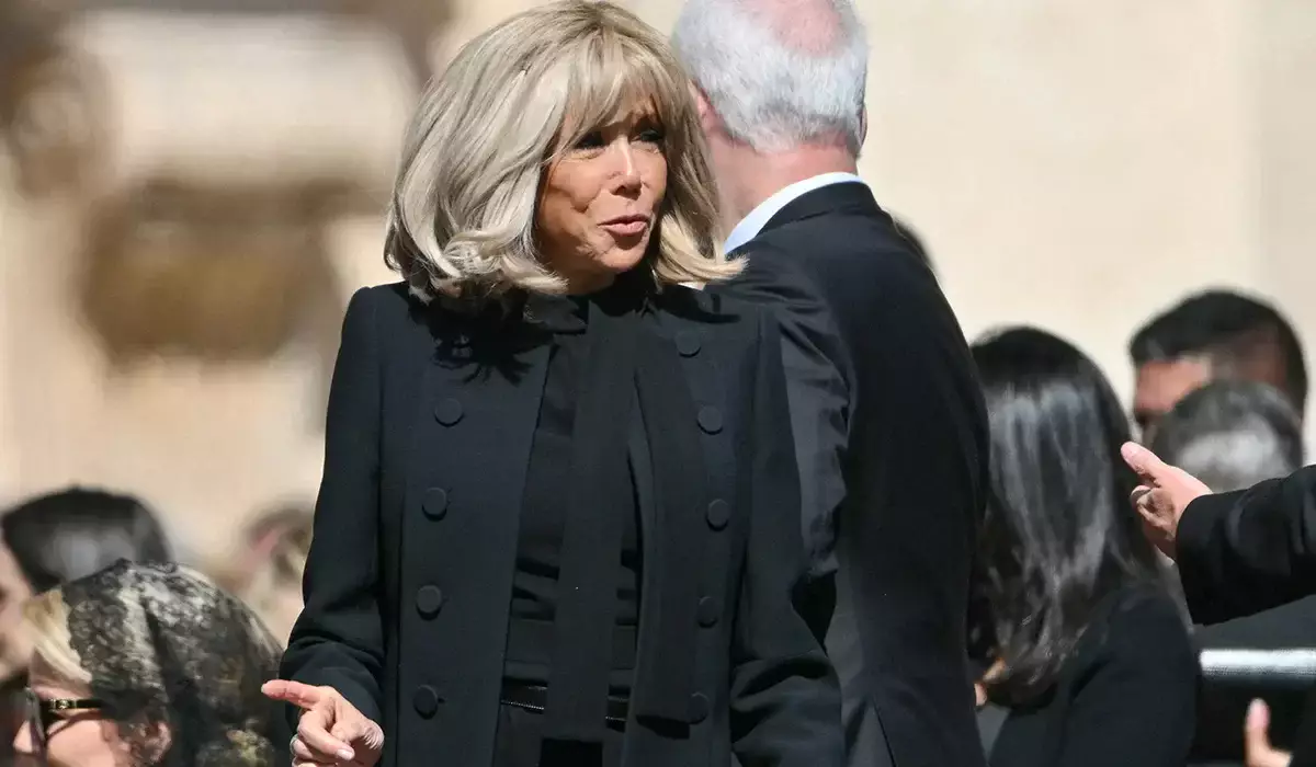 Скандал во Франции: жену Макрона налоговая записала мужчиной