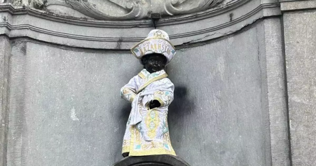  `Писающий мальчик` в Брюсселе снова примерил казахский чапан 