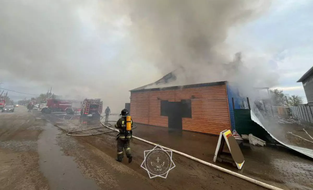 Крупный пожар в кафе потушили спасатели в ЗКО