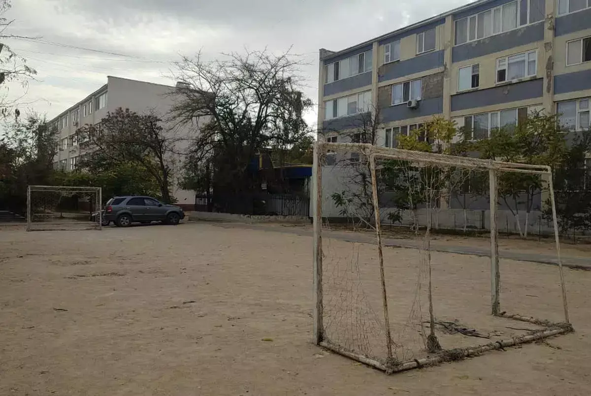 Чиновники прокомментировали ситуацию с заброшенной футбольной площадкой в Актау - новости на Lada.kz 26.10.2025