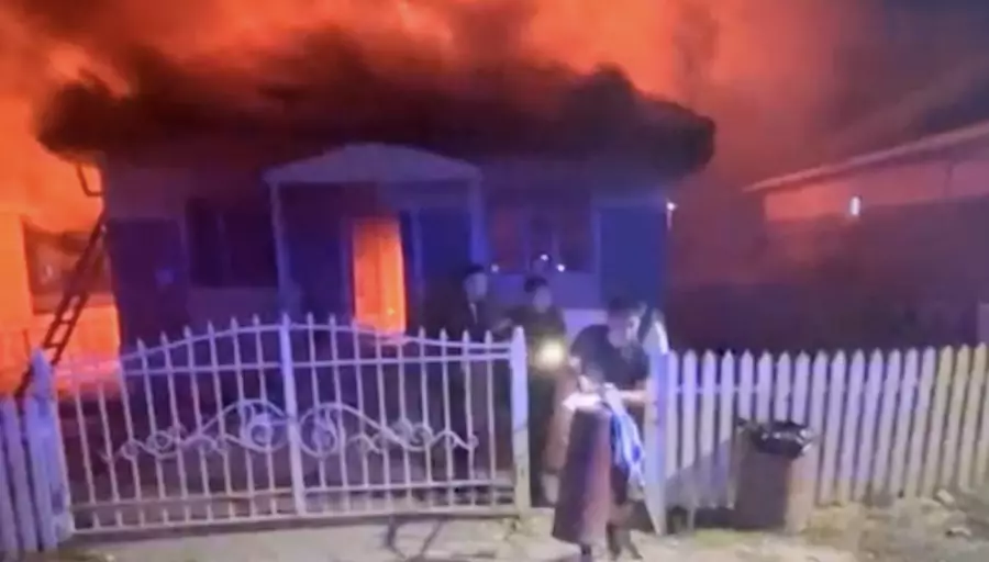 Талдықорғанда өртеніп жатқан үйден ер адам құтқарылды