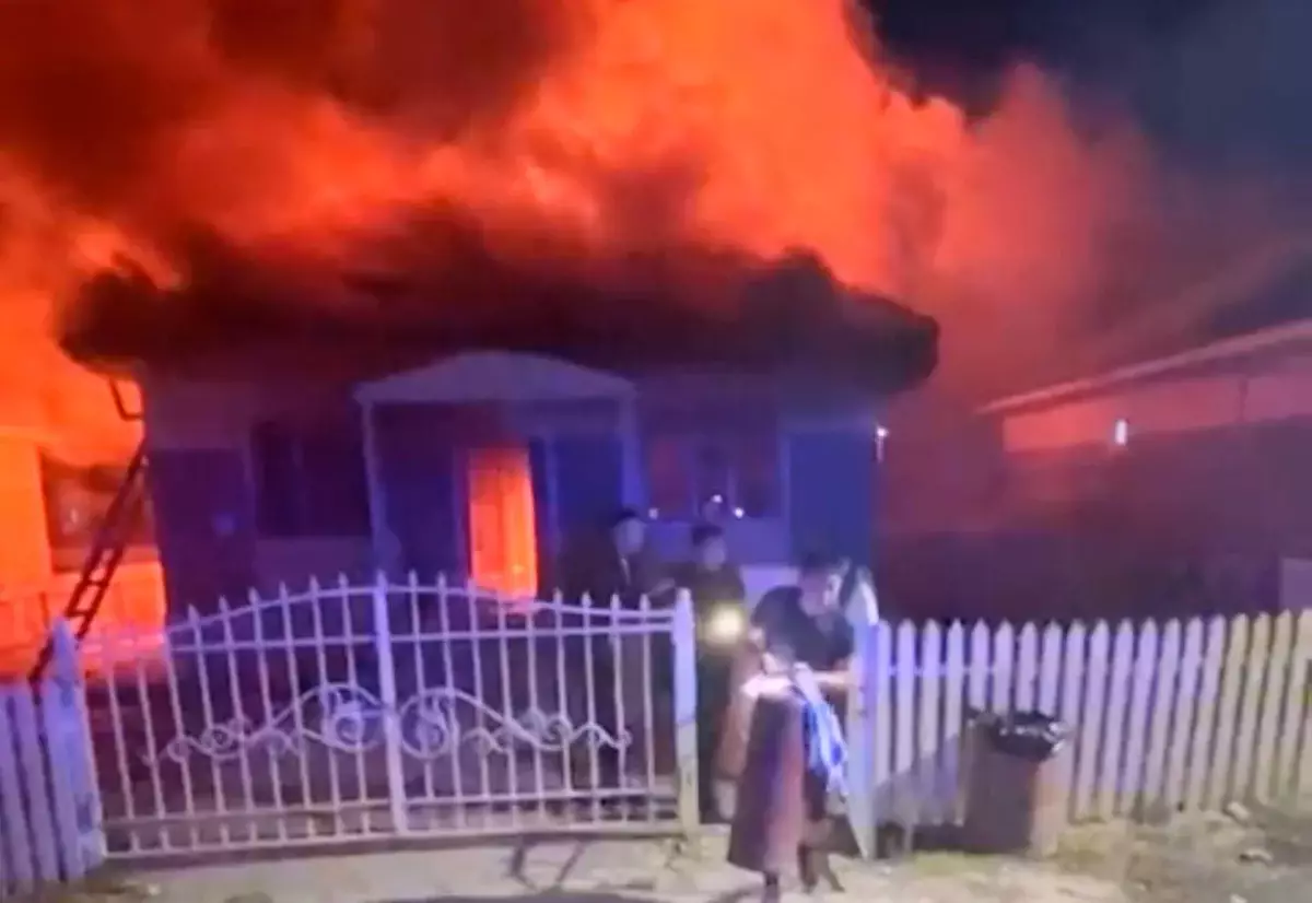 Полицейские спасли мужчину из горящего дома в Талдыкоргане (ВИДЕО)