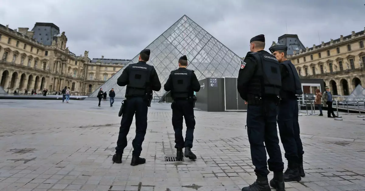   Парижде Лувр мұражайын тонаған екі күдікті ұсталды   