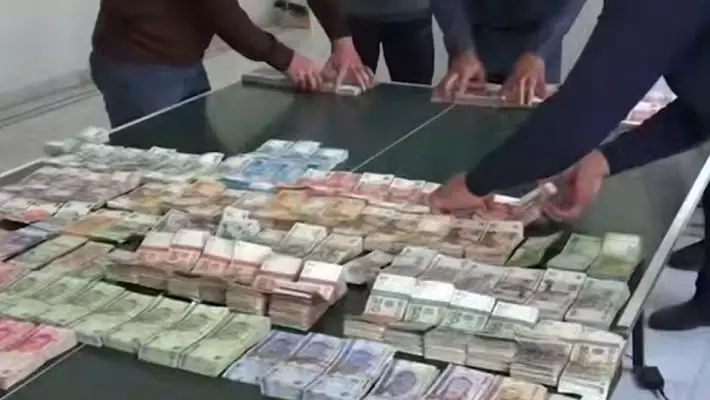 В Бекабаде задержали десятки человек при попытке вывезти валюту в Таджикистан