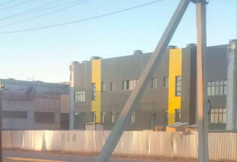 Покрасили в чёрный цвет: в Атырау раскритиковали дизайн новой школы