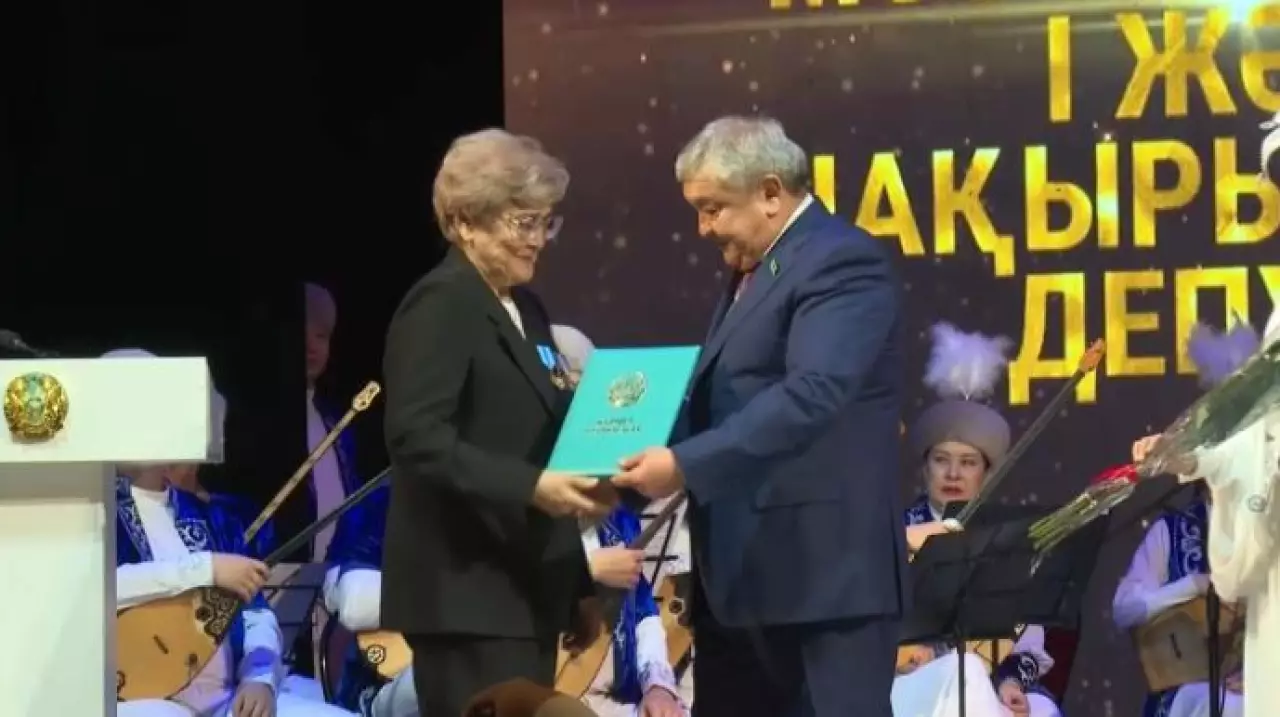 Ветеранов и деятелей культуры наградили ко Дню Республики