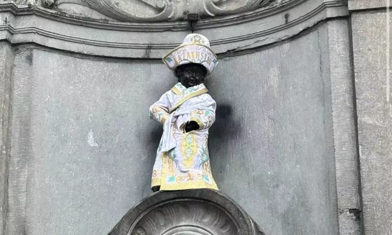 В Брюсселе «Писающего мальчика» снова нарядили в казахский чапан