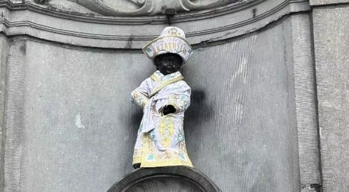 Статую Писающего мальчика одели в казахский шапан в Брюсселе