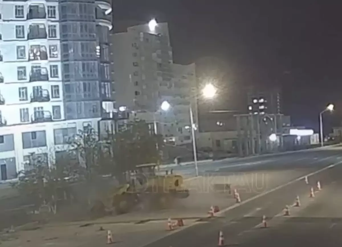 Ақтауда полицей жүк тиегішке соғылып, қаза тапты (ВИДЕО)