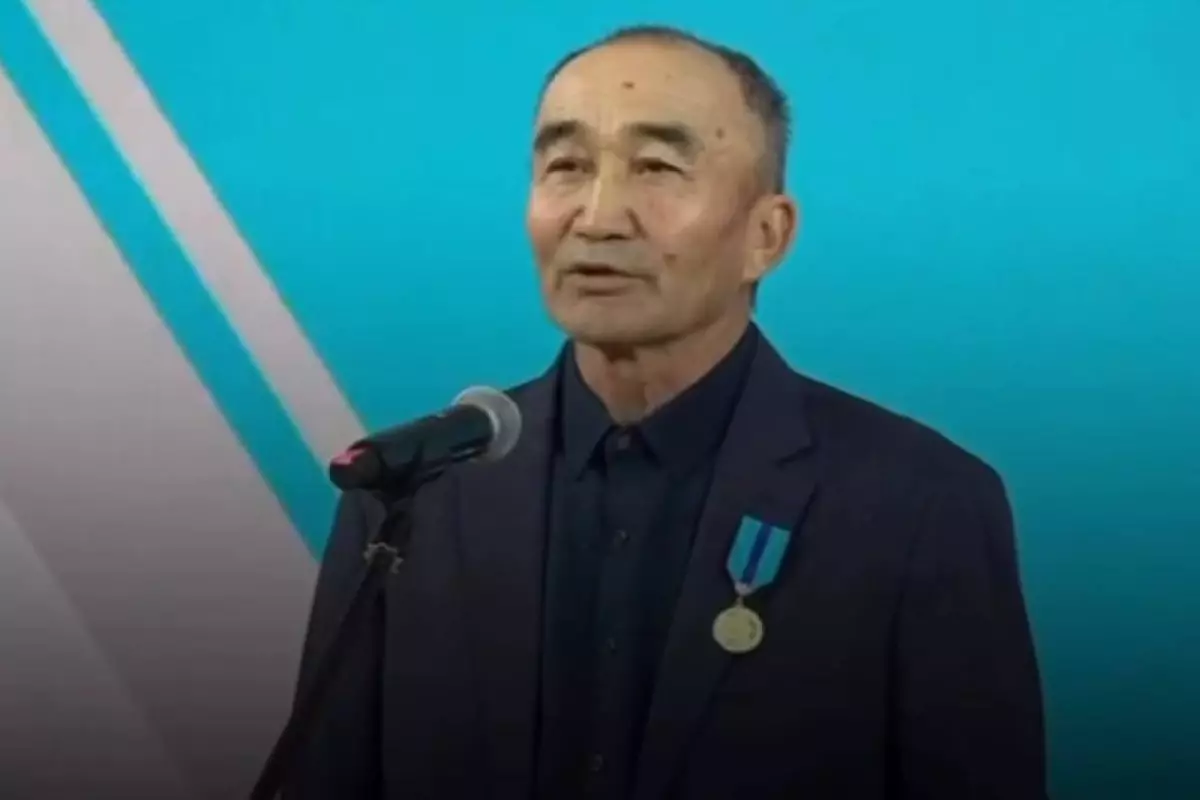 «Көше сыпырсам да, елге пайдам тисін дедім»: Қытайдан келген азамат 20 жыл еңбегінен кейін марапатталды (ВИДЕО)