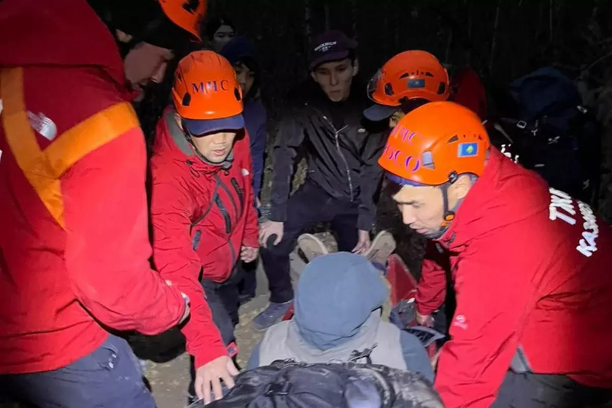 Поднялся с семьей в горы, обратно — на носилках: спасательная операция в Алматы