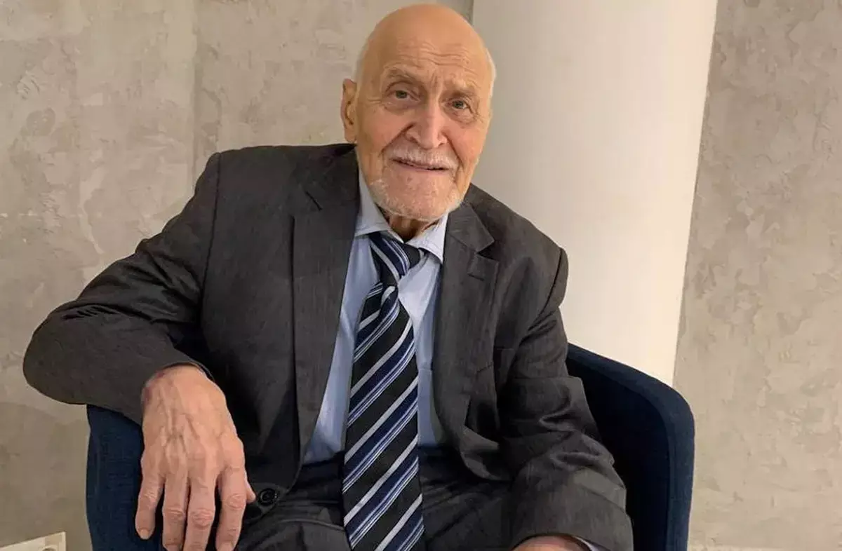 Легендарный ведущий стремительно теряет рост из-за болезни - новости на Lada.kz 26.10.2025