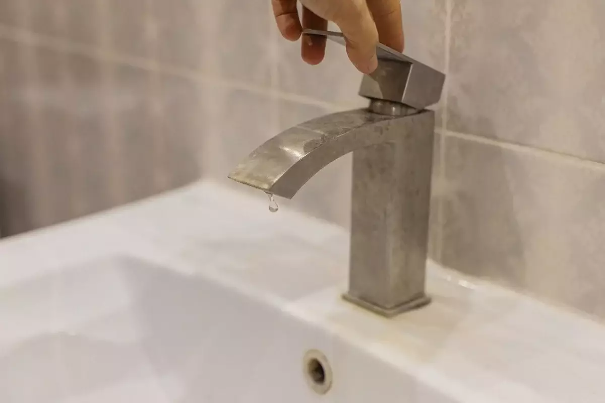 Пятый месяц сидят без питьевой воды жители девятиэтажки в Актау