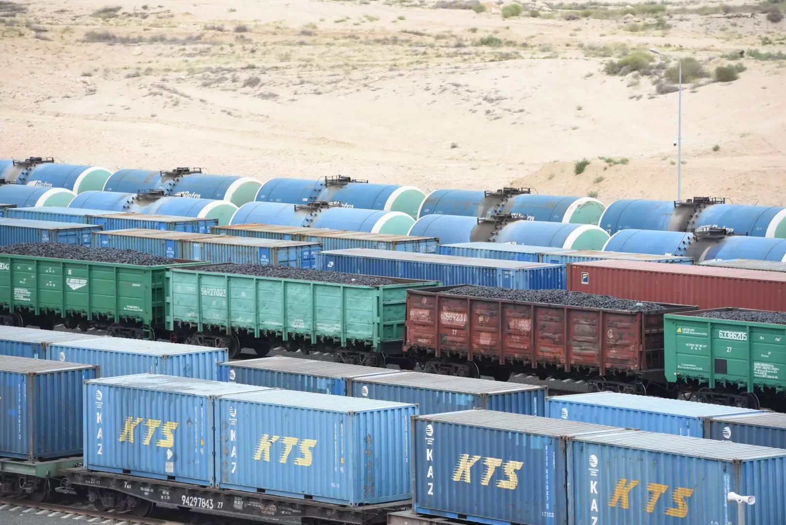 Железные дороги Казахстана наращивают объемы грузовых и пассажирских перевозок.