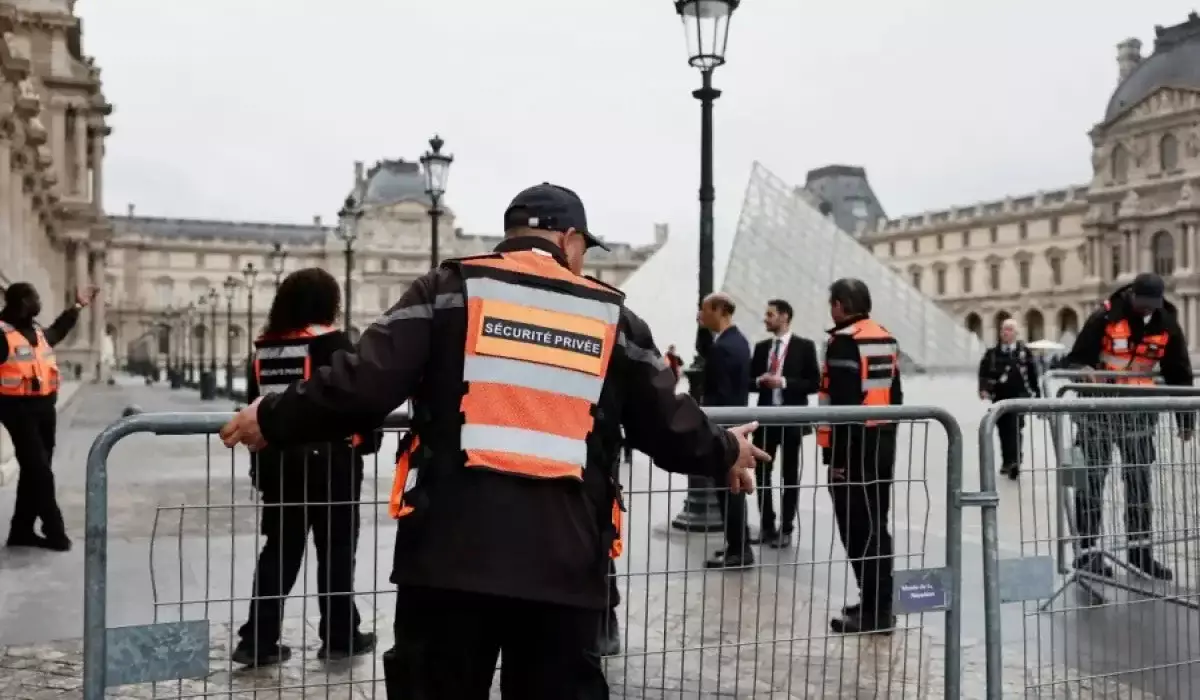 Францияда Лувр музейін тонады деген күдікке ілінген екі адам ұсталды