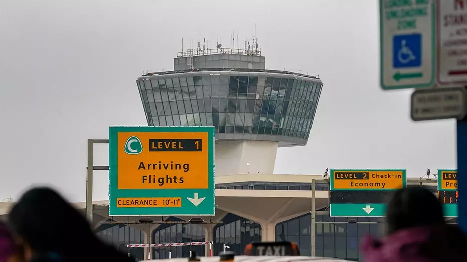 Крупные аэропорты США столкнулись с остановками наземного сообщения и задержками рейсов на фоне продолжающегося закрытия правительства.