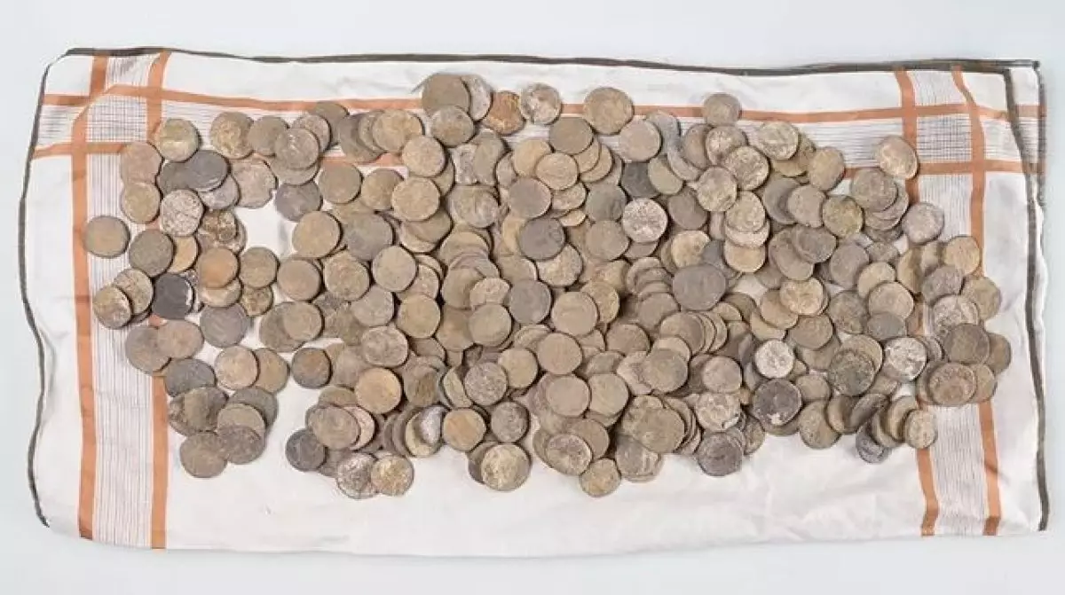 Мужчина восемь лет скрывал один из крупнейших кладов римской эпохи