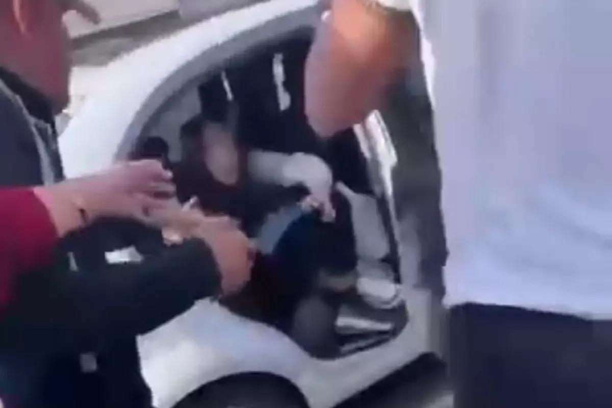 Девушку силой затолкали в автомобиль и увезли на глазах у прохожих в Таразе