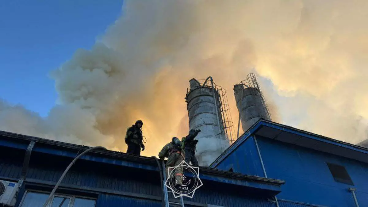 Пожар в хозкорпусе тушат по повышенному рангу в Астане