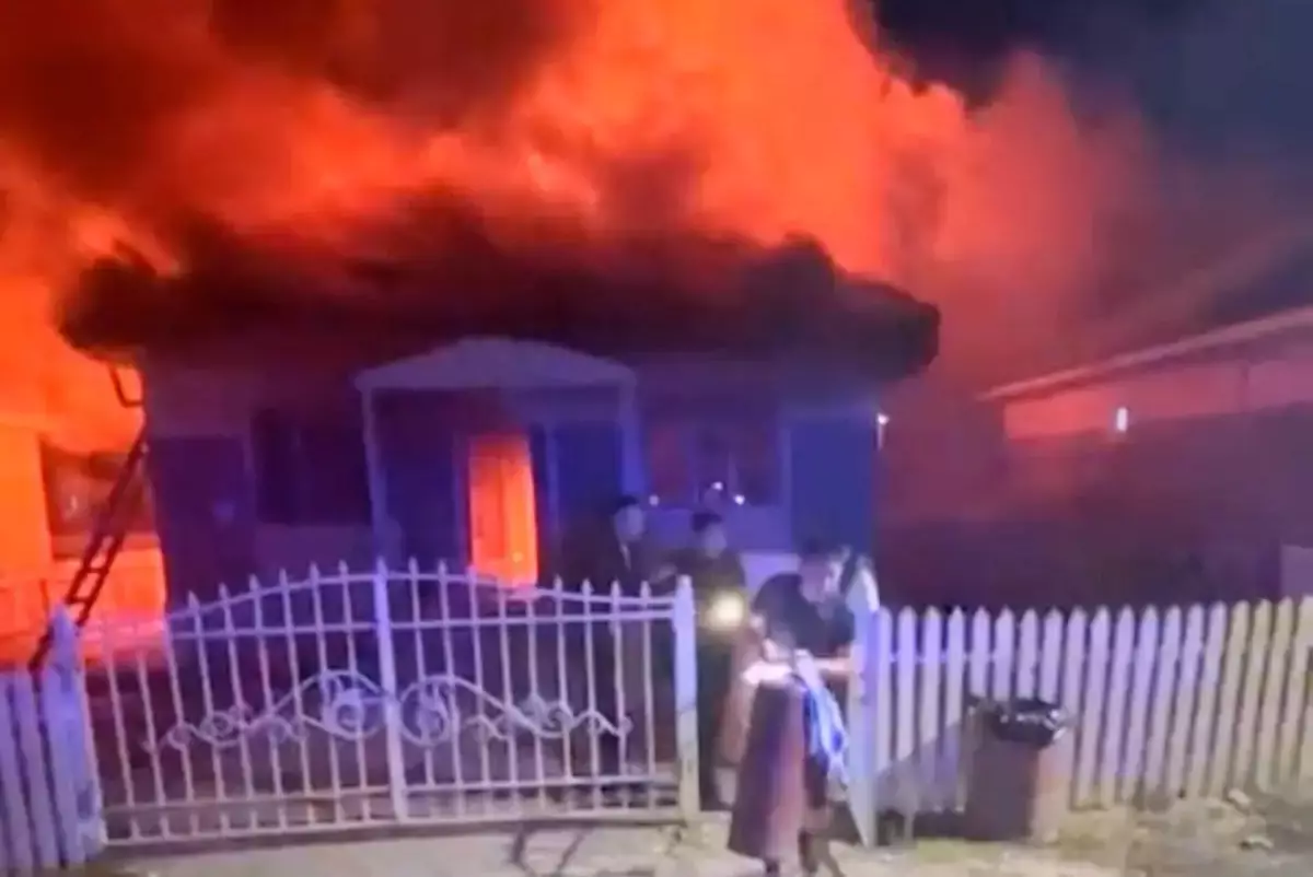 Жителя Талдыкоргана спасли из горящего дома полицейские