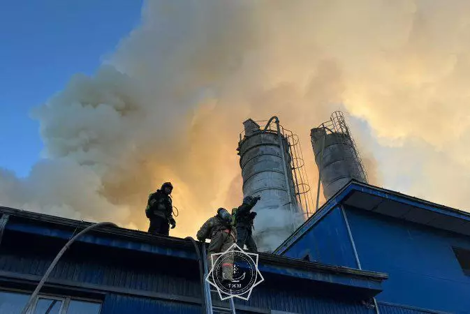 В Астане горит хозяйственный корпус на улице Аксай