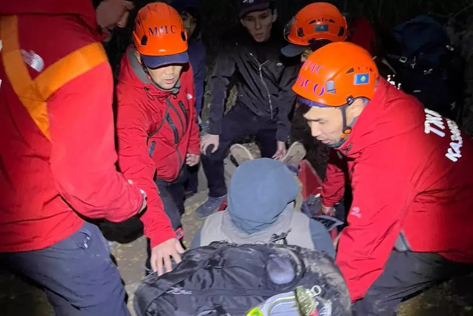 В горах Алматы спасли мужчину, которому стало плохо во время спуска с Кокжайлау