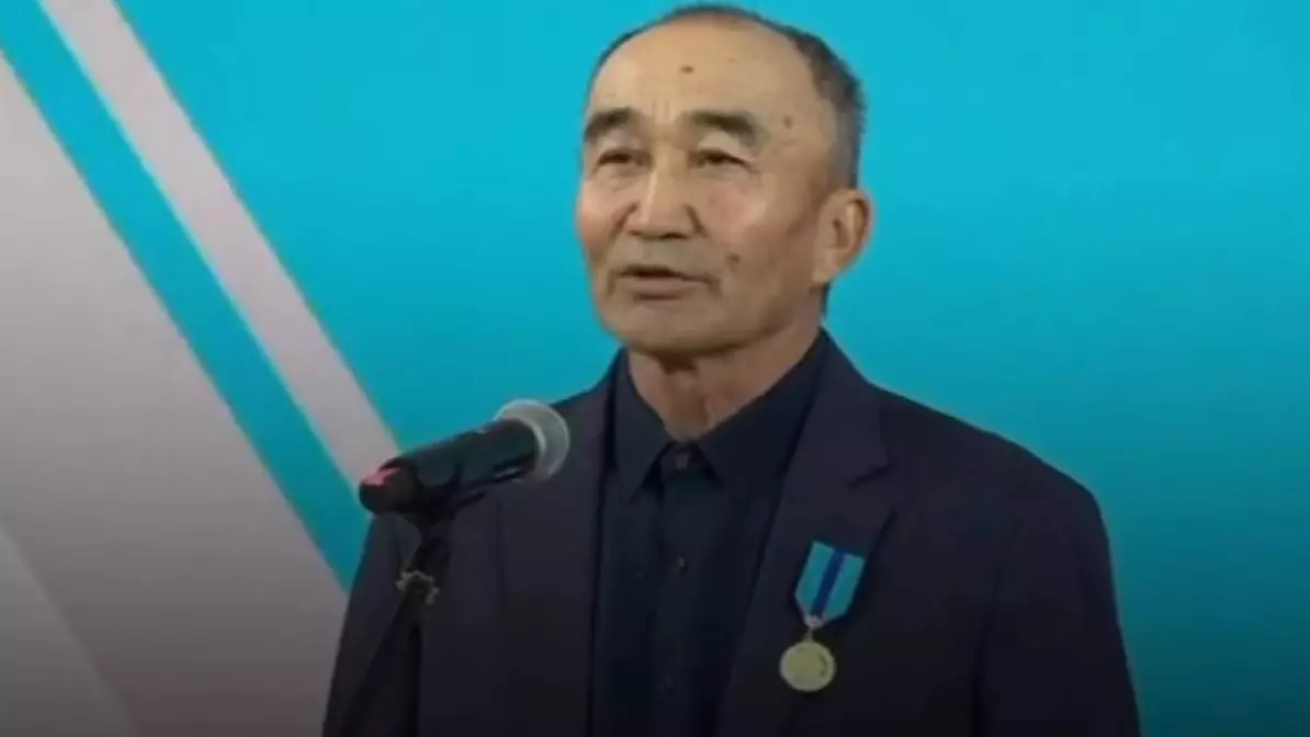 «Көше сыпырсам да, елге пайдам тисін дедім»: Қытайдан келген азамат 20 жыл еңбегінен кейін марапатталды