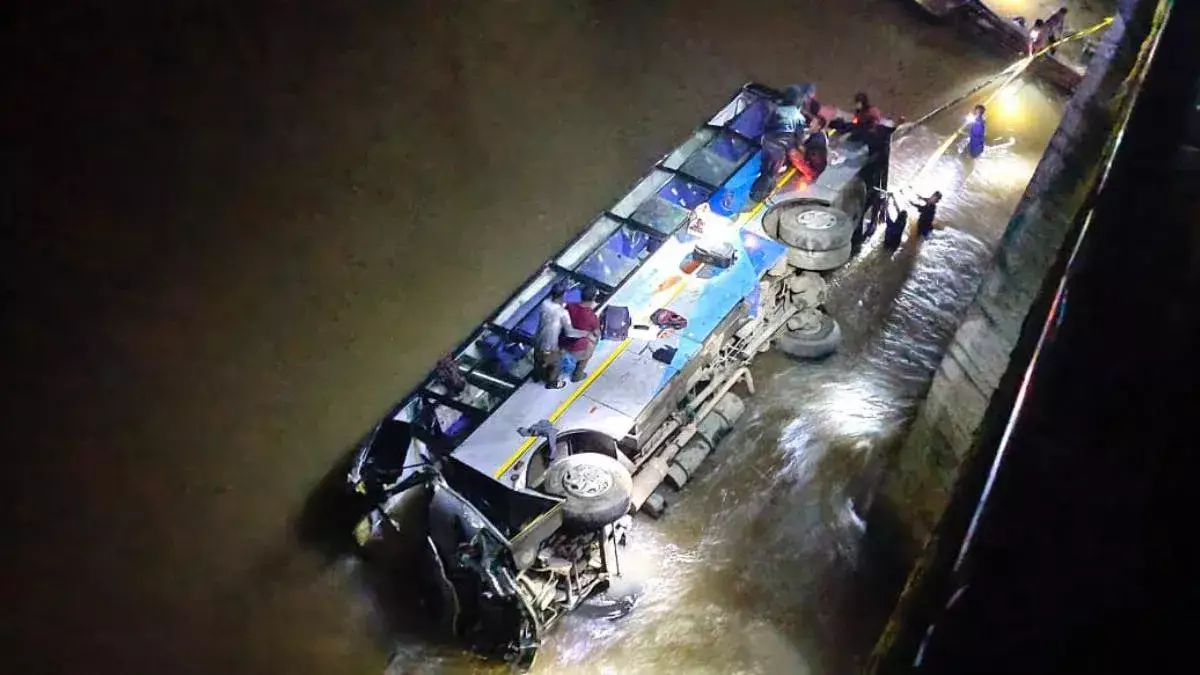 Автобус өзенге құлады: қаза тапқандар бар