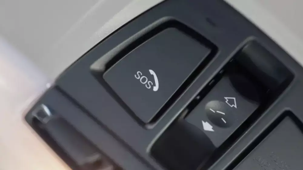 Көліктегі SOS түймесі: 2028 жылдан бастап жаңа талаптар енгізіледі