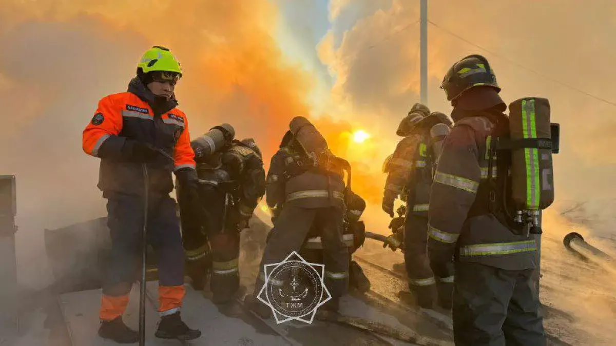 На газоблочном заводе в Астане вспыхнул крупный пожар