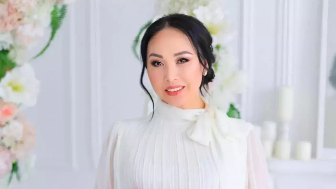 Қарақат Әбілдина сахнада әннің сөздерін шатастырып ала жаздады (ВИДЕО)