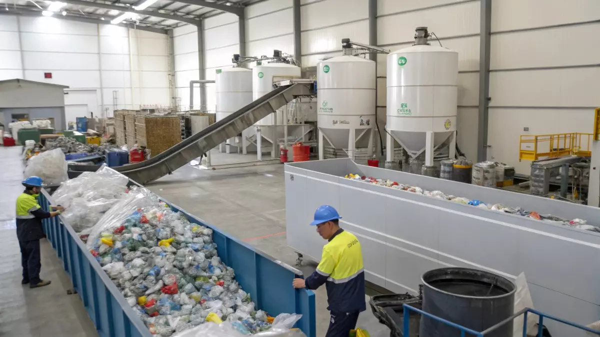 Учёные нашли способ превращать пластиковые отходы в ценные материалы