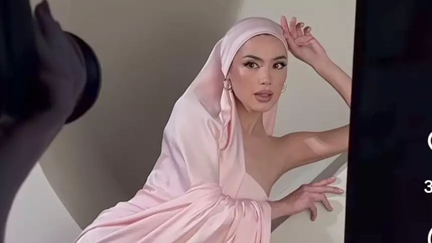 АқботаНұр жаңа образымен құпияға толы жазба жариялады