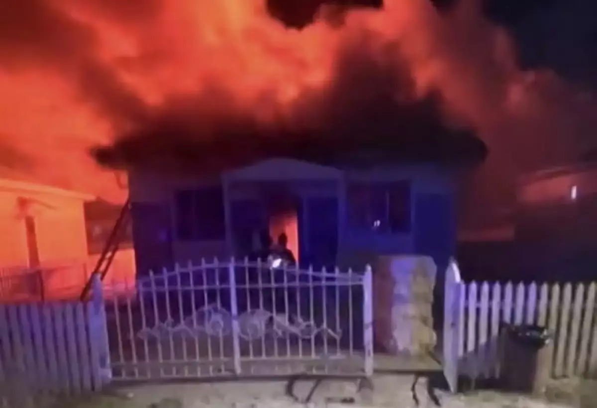 Полицейский спас мужчину из горящего дома в Талдыкоргане