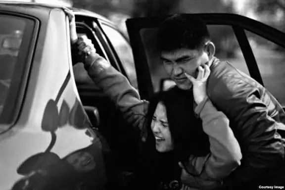 Таразда бойжеткенді көптің көзінше күштеп, көлікке салып алып кеткен