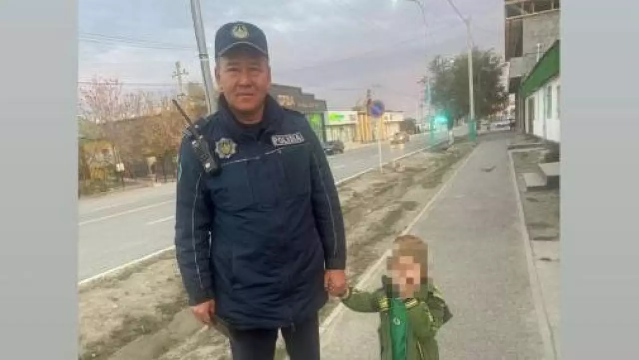 Қызылорда облысында полицейлер адасып кеткен үш жасар баланы тапты