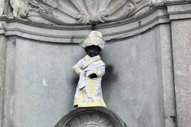 Брюссельде әйгілі мүсінге қазақтың шапаны кигізілді