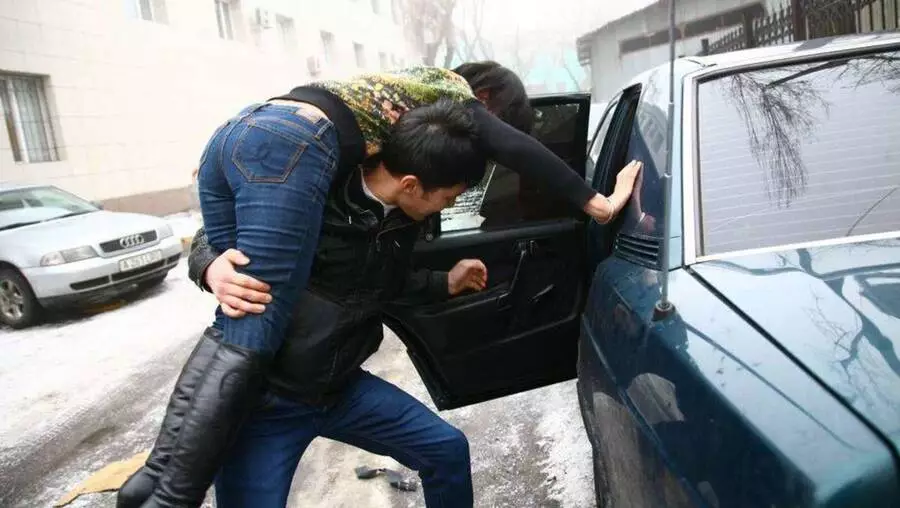 Таразда бір топ жігіт қызды көлікке салып, алып кетті