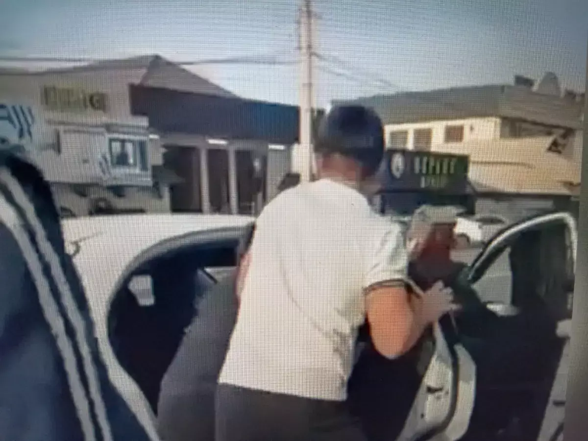 Похищение средь бела дня: в Казахстане девушку схватили прямо на автобусной остановке (видео) - новости на Lada.kz 27.10.2025