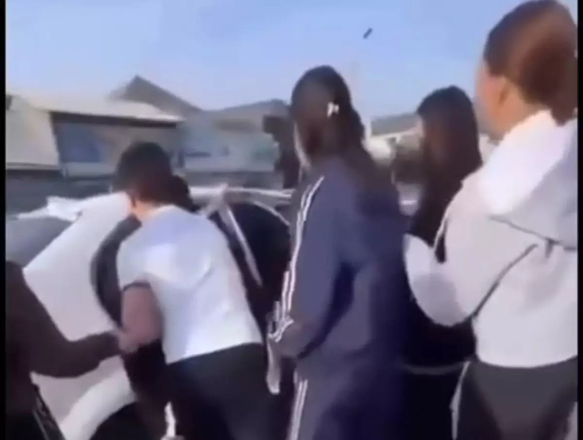 Таразда қызды көлікке күштеп отырғызған: Қызды алып қашпақ болған ер адам тергеуде