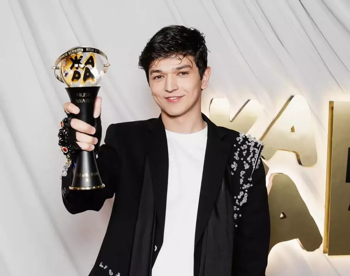 "Біз мұндайға төзбейміз": Көк-сары түсті ұнатпайтынын айтқан ресейлік әншінің басы дауға қалды