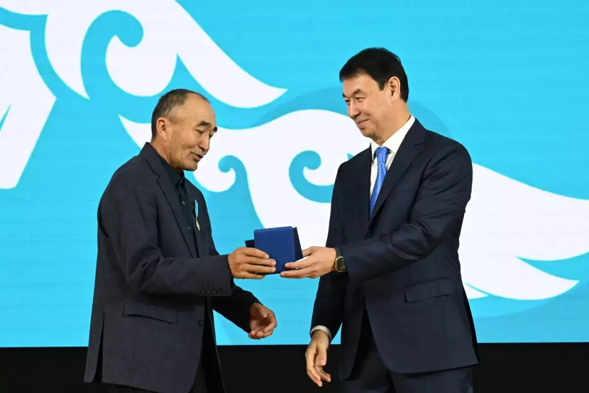 Награда за честный труд: кандас из Китая не смог сдержать слез