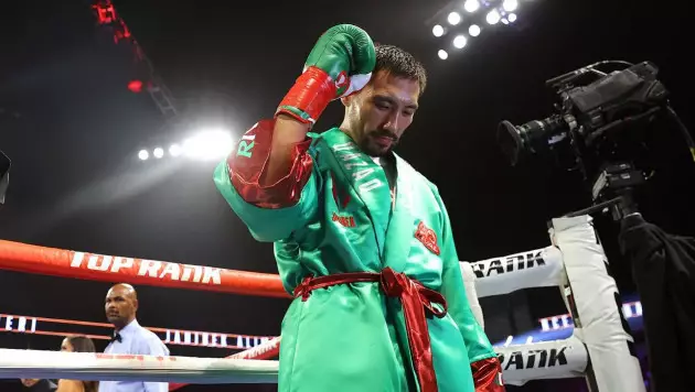 Алимханулы сделал шаг к бою за три титула чемпиона мира