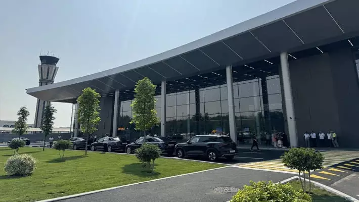 В аэропорту Ташкента завершили расширение зала прилета и открыли террасу