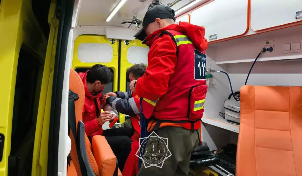 Мужчина сломал руку и остался один в горах Алматы